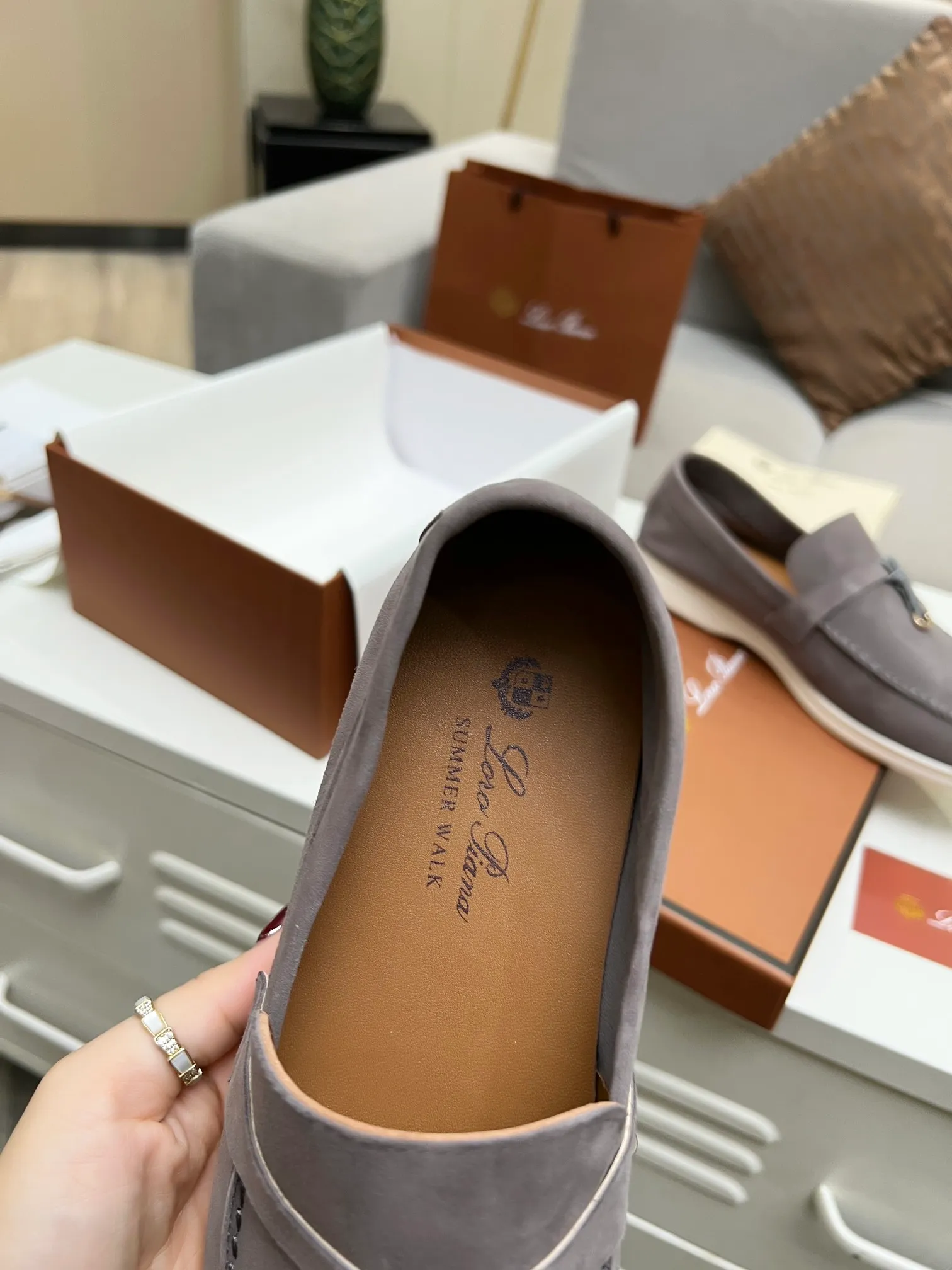 👟👟Ex-factory price 480👟👟 【Loro Piana】Italian top cashmere is fashionable and classic, and the leather is also practical and still of the highest quality on the Internet. Developed from the original board, the upper is made of Yangjing silk and is smooth. Leather lining, wear-resistant high-elastic beef tendon bottom. Size: 35-42, (men’s +10)